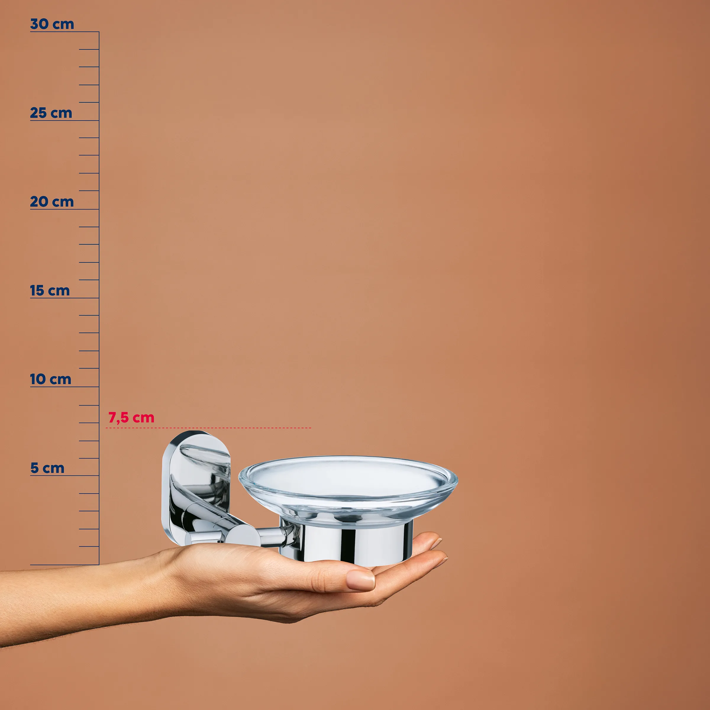 Seifenschale Wand chrom - Badezimmer Accessoire Chromglänzende Seifenschale mit Wandhalterung auf einer Hand, neben Messskala zeigt 7,5 cm Breite