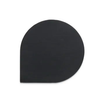 Schwarze halbkreisförmige Mousepad-Form mit strukturierter Oberfläche auf weißem Hintergrund