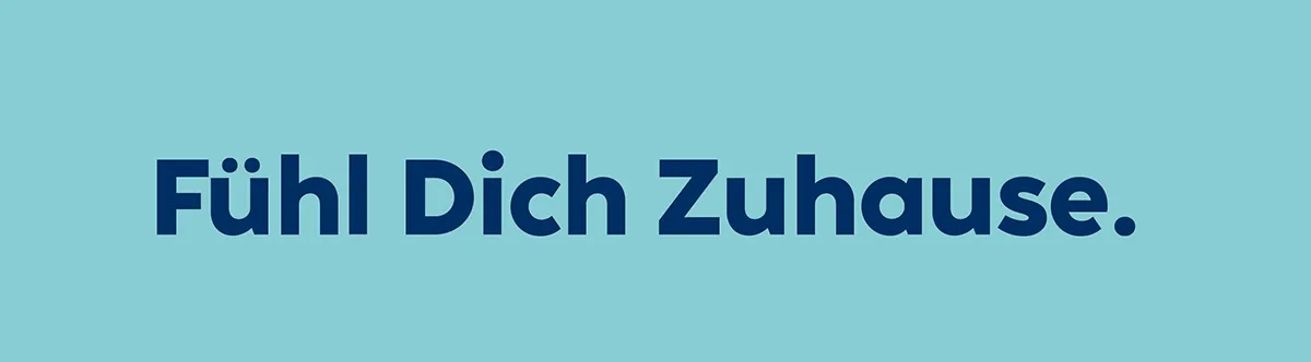 Fühl Dich Zuhause - Wohnkomfort und Behaglichkeit Hellblaues Banner mit dunkelblauem Text: "Fühl Dich Zuhause."
