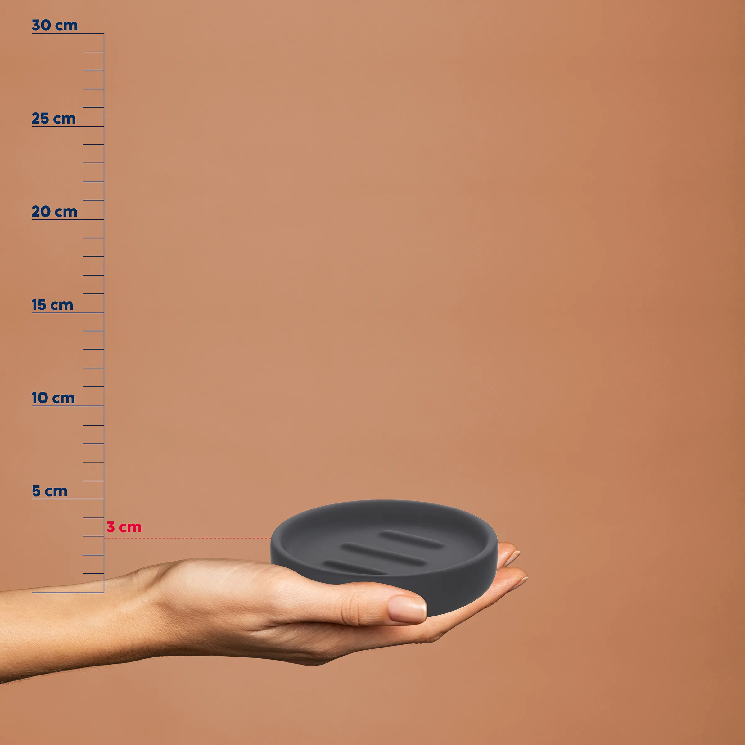 Schwarze Seifenschale mit Maßangabe – Produktfoto mit Größenvergleich Schwarze Seifenschale in Hand, 3 cm hoch, vor Maßstab