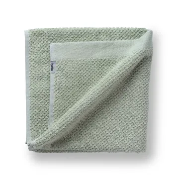 Mintgrünes Handtuch von Kela mit Diagonalstreifen-Muster, gefaltet auf weißem Hintergrund