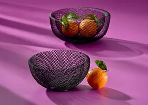 Dekorative Drahtschalen Set Violett - Moderne Obstschalen Design Zwei dekorative violette Schalen aus Drahtgeflecht auf violettem Satin, eine gefüllt mit Orangen
