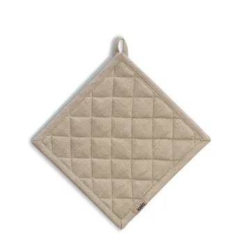 Beige gesteppter Topflappen aus Leinen mit Rautenmuster und Aufhängeschlaufe auf weißem Hintergrund
