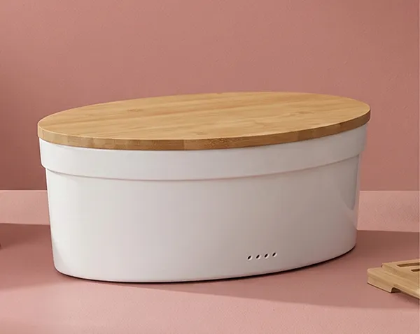 Brotbox mit Bambusdeckel - Moderne Brotaufbewahrung weiß oval Weiße ovale Brotbox mit Bambusdeckel auf rosa Hintergrund, moderne Küchenlösung für frische Backwaren