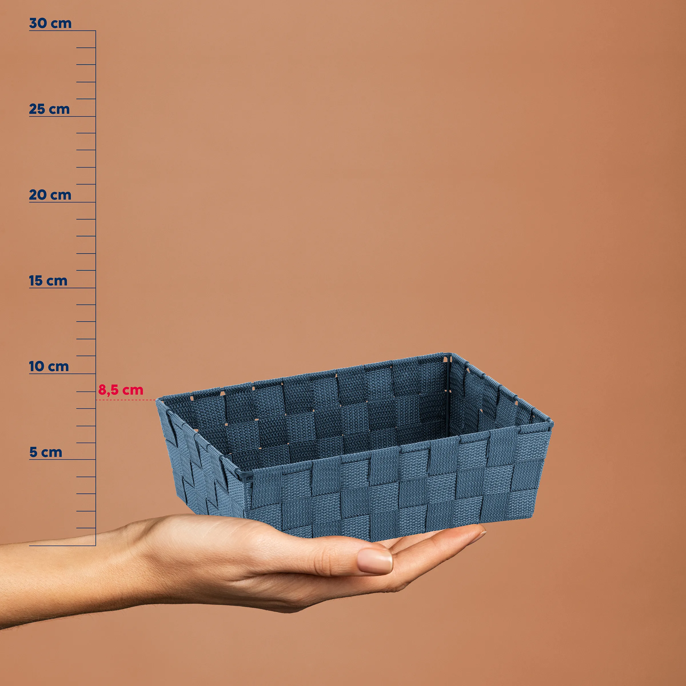 Geflochtene Aufbewahrungsbox blau 8,5 cm hoch - Aufbewahrungskorb geflochten Blaue geflochtene Aufbewahrungsbox auf Hand vor Maßstab-Hintergrund, Höhe 8,5 cm