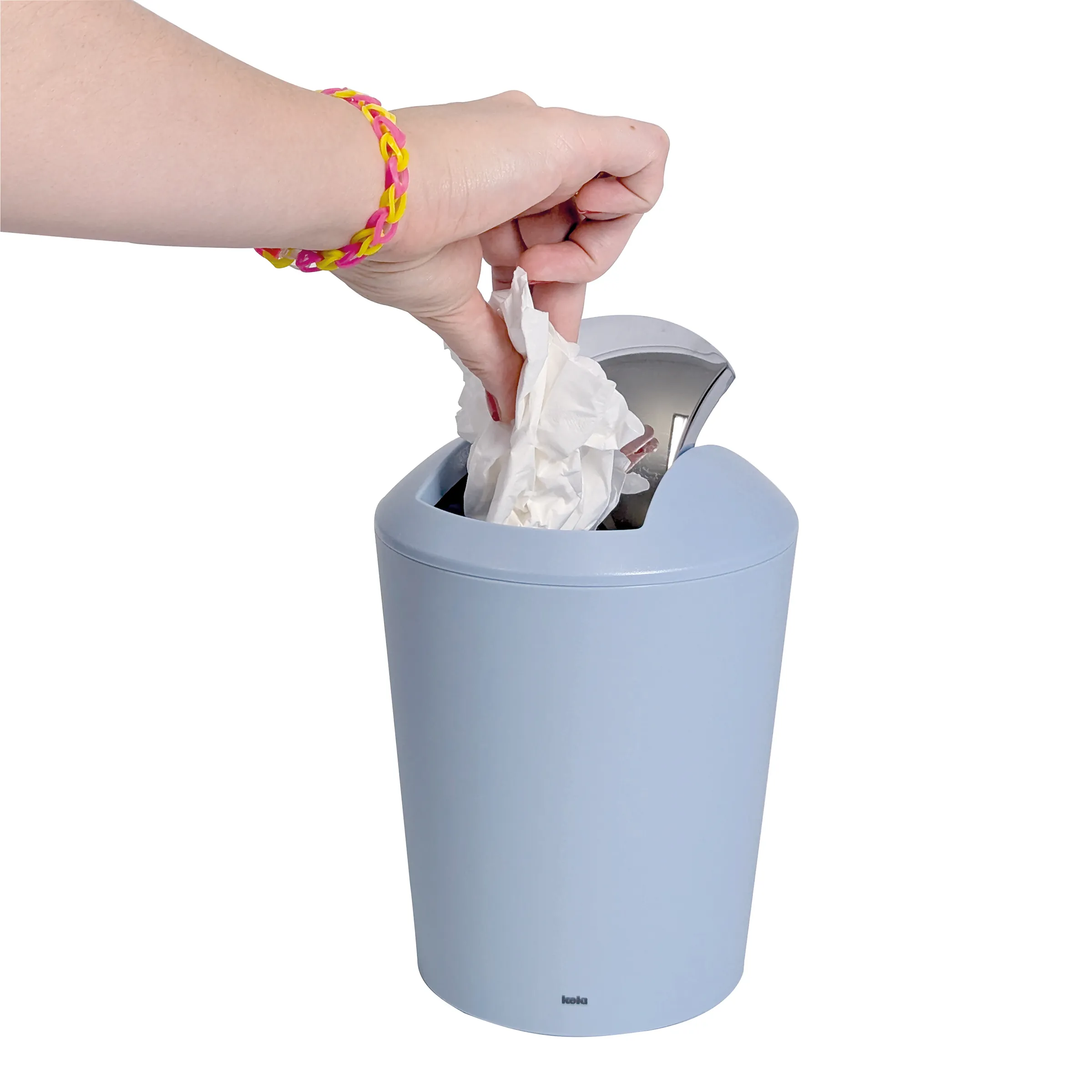 Windeleimer Entsorgung: Praktischer Behälter für Babyhygiene Kind wirft Taschentuch in hellblauen Windeleimer mit geschlossener Deckelklappe