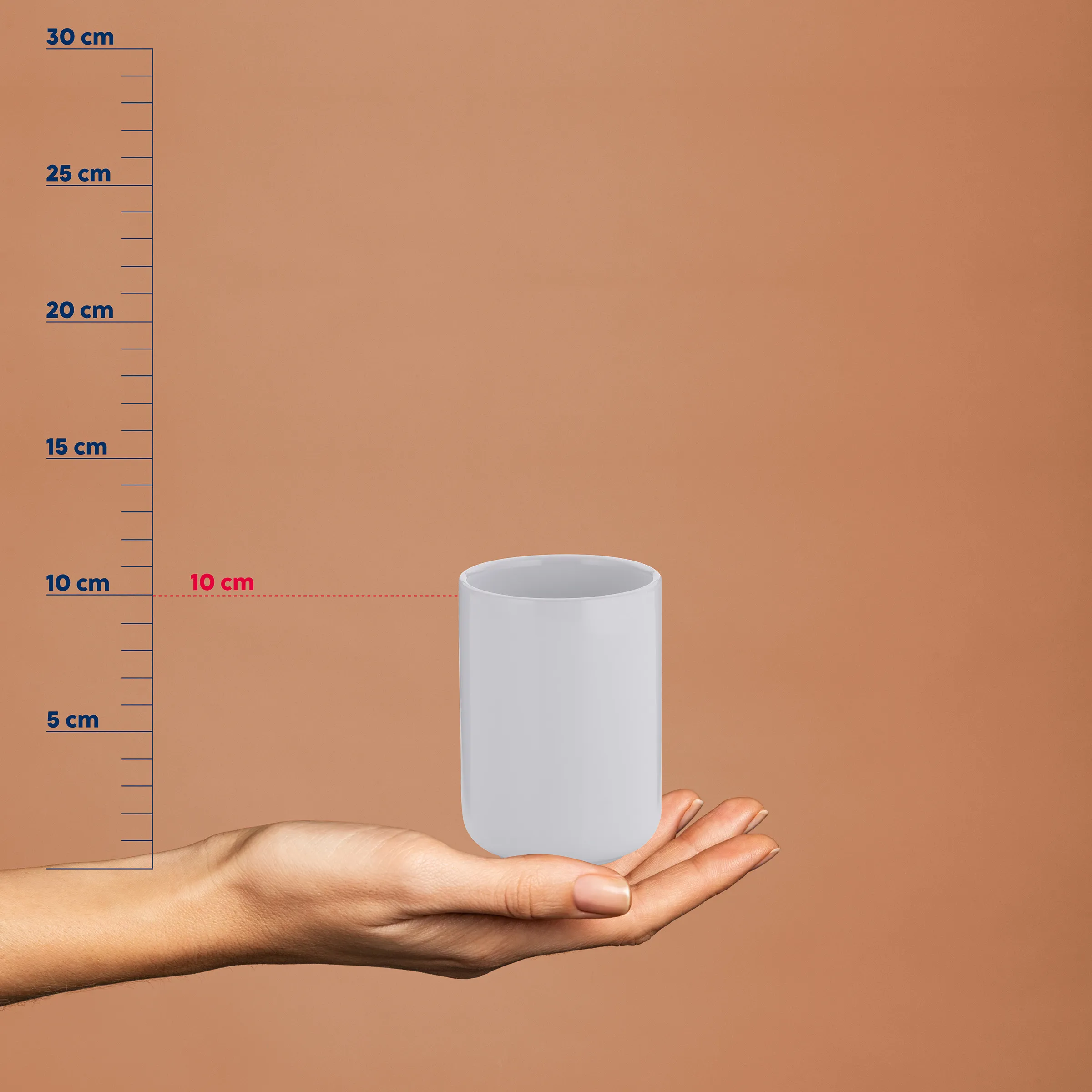 Weißer Zylinderbehälter 10 cm - Produktfoto mit Größenvergleich und Maßstab Hand hält weißen Zylinderbehälter, Größenvergleich mit Maßstab, 10 cm Höhe