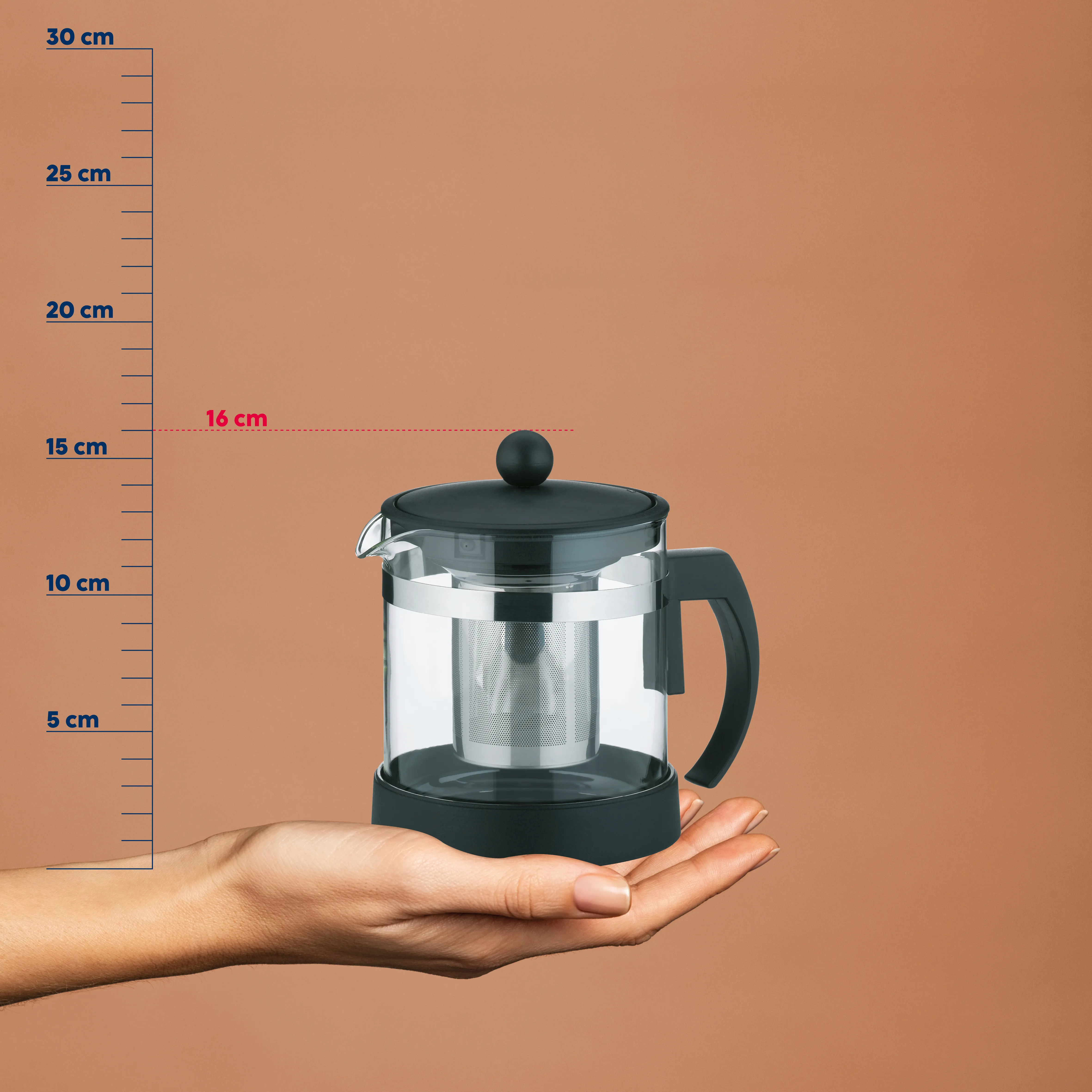 Teekanne aus Glas mit Sieb - 16 cm Höhe, transparente Kaffeekanne mit Griff Glaskanne mit Teesieb und schwarzem Deckel auf Hand, Größenvergleich mit Maßstab, 16 cm hoch