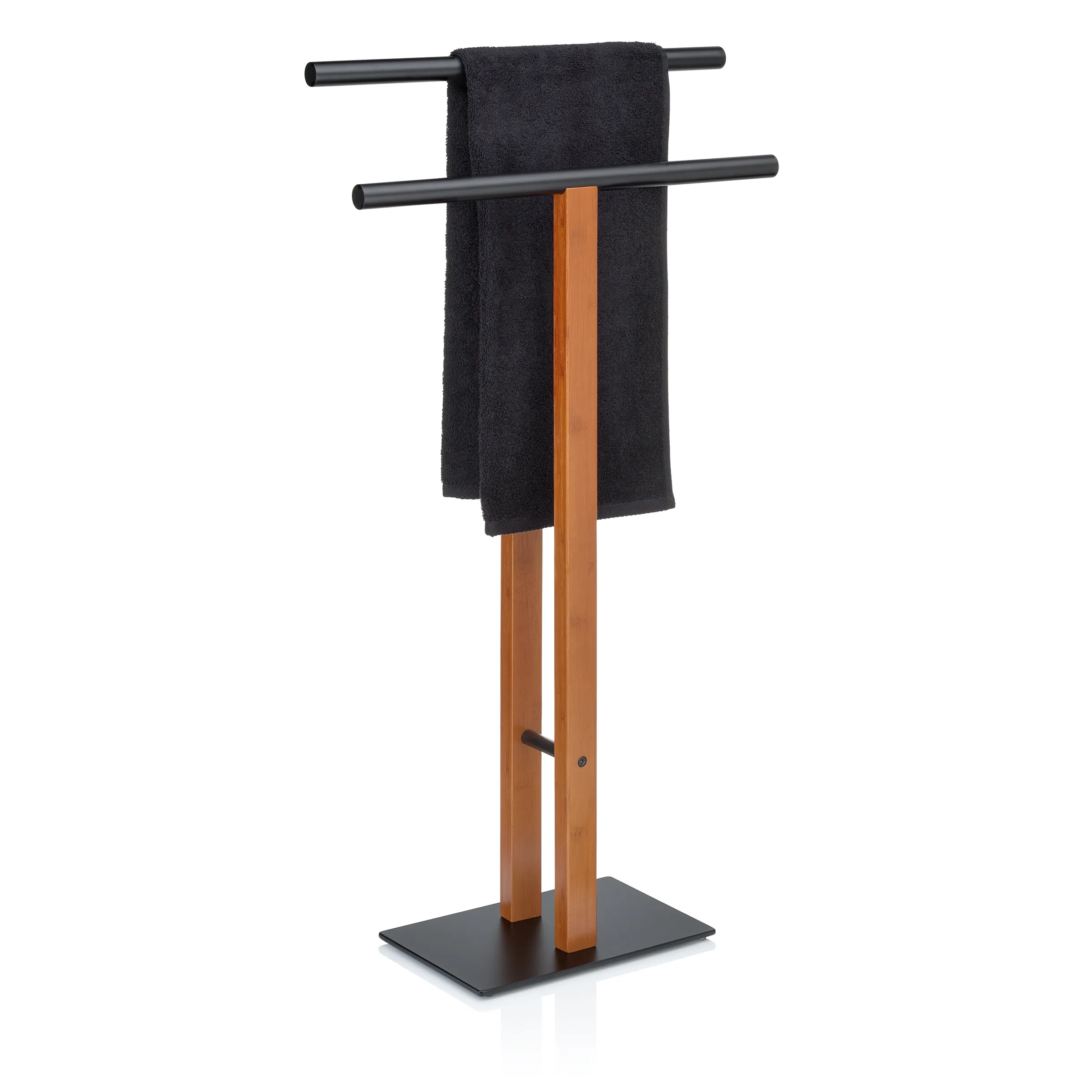 Kleiderständer Holz mit Handtuchhalter Moderner Kleiderständer mit zwei schwarzen Metallstangen, Holzgestell in Natur und schwarzer Metallbasis mit aufgehängtem schwarzem Handtuch.
