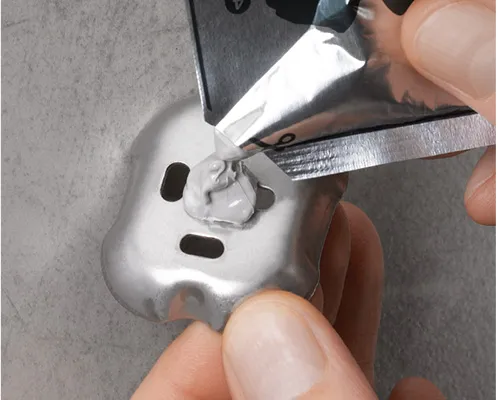 Gaming-Controller Reparatur und Zerlegung Hände zerlegen einen weißen Gaming-Controller mit einem Schraubendreher zur Reparatur oder Wartung.