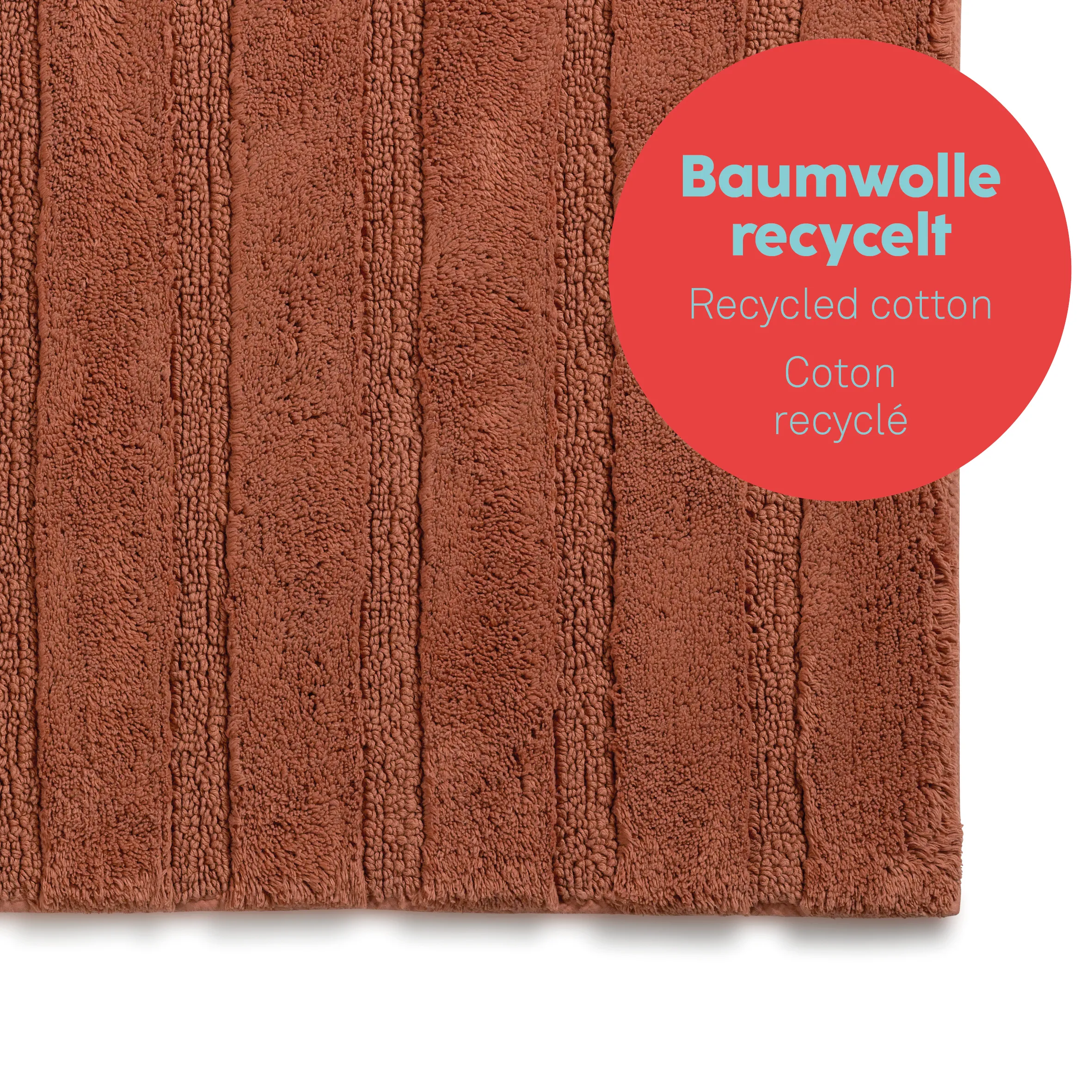 Rostbraune Badematte aus recycelter Baumwolle mit Streifenmuster und rotem Nachhaltigkeits-Label