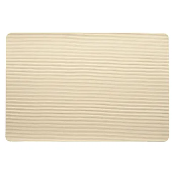 Hellbeige Kork-Tischset mit feiner horizontaler Linienstruktur und abgerundeten Ecken auf weißem Hintergrund