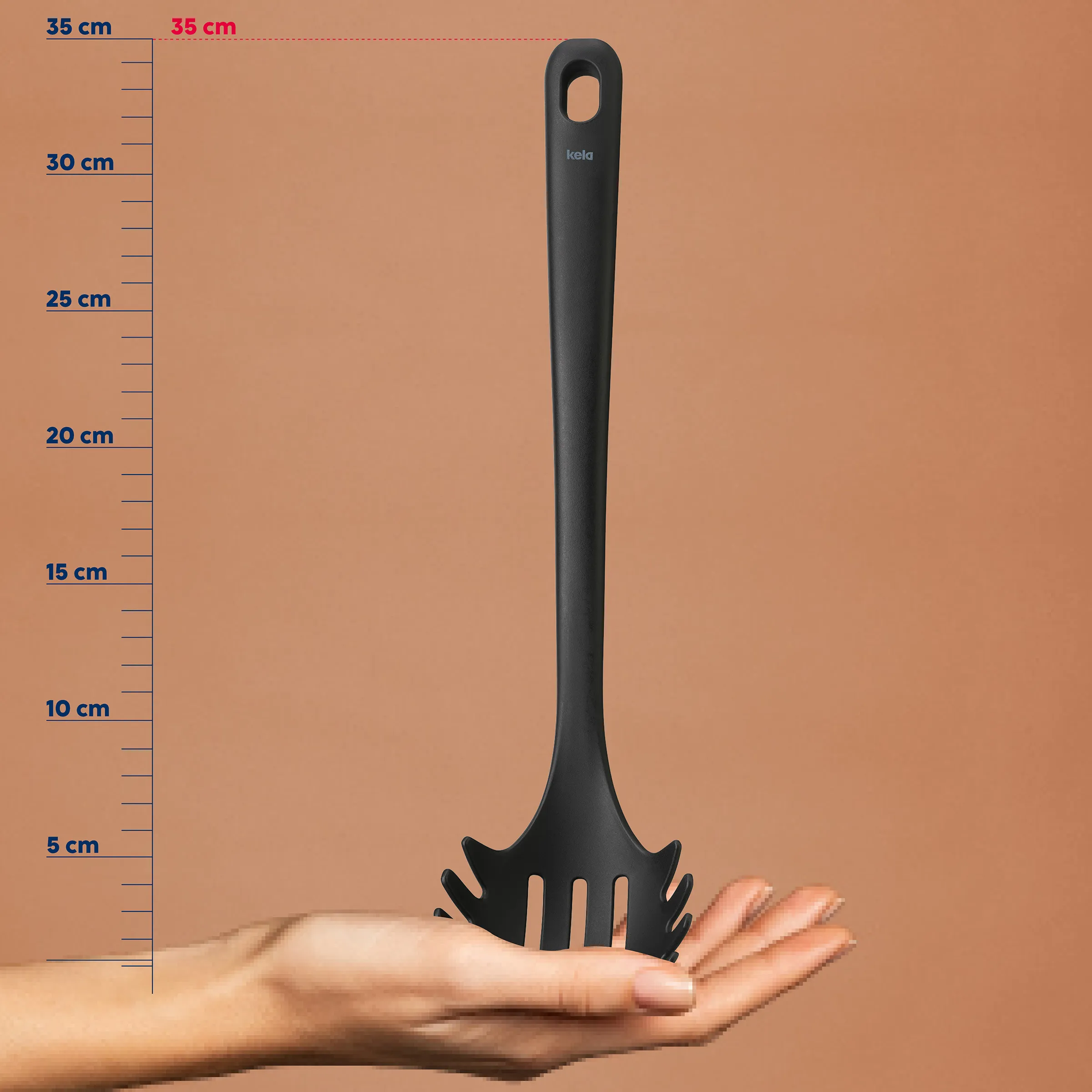Kela Pasta-Gabel schwarz 35 cm - Spaghetti-Löffel mit ergonomischem Griff Schwarze Kela Pasta-Gabel mit ergonomischem Griff, ca. 35 cm lang, auf einer Hand liegend vor Maßstab