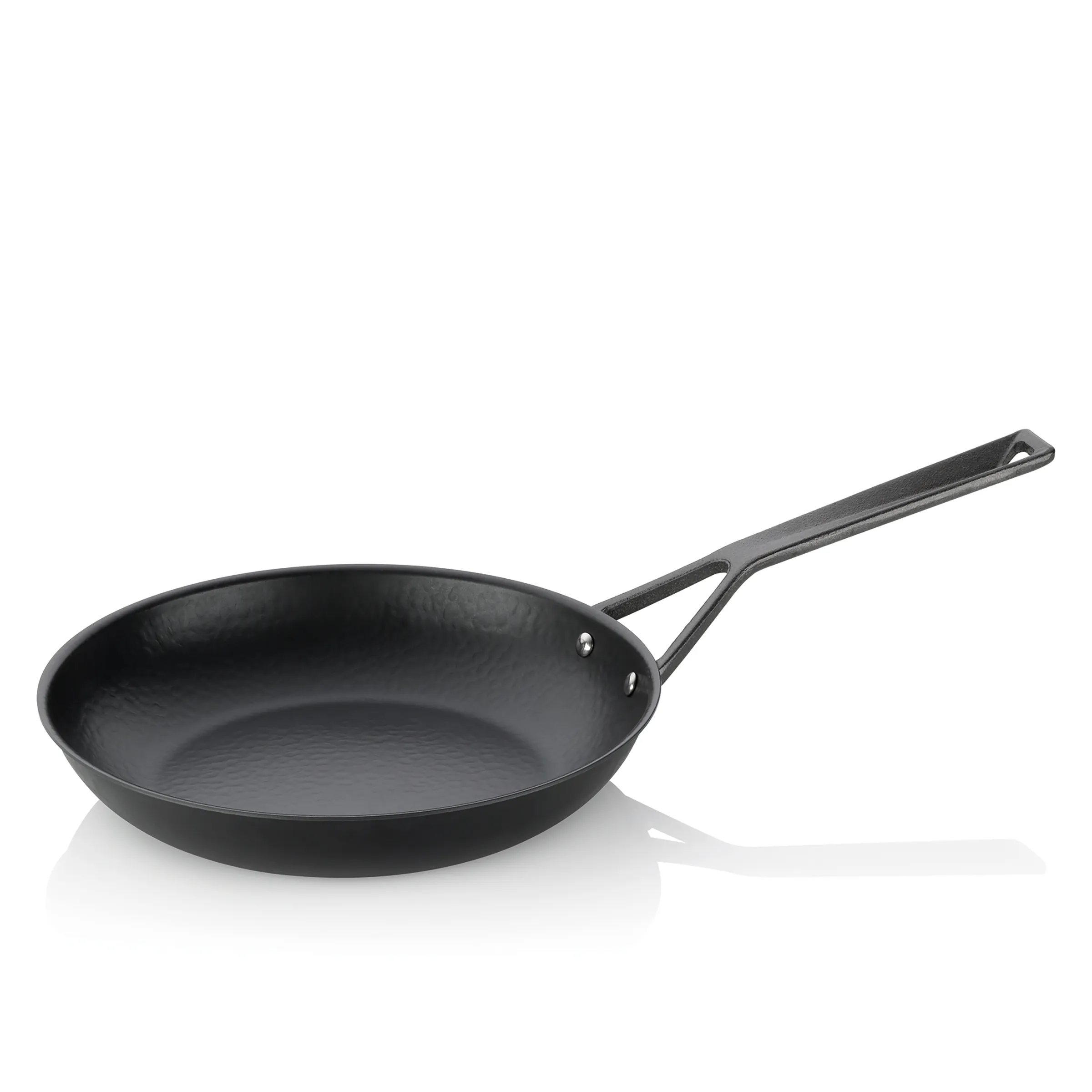 Schwarze Bratpfanne Wokpfanne mit langem Griff Schwarze Pfanne mit langem Griff auf weißem Hintergrund, Draufsicht
