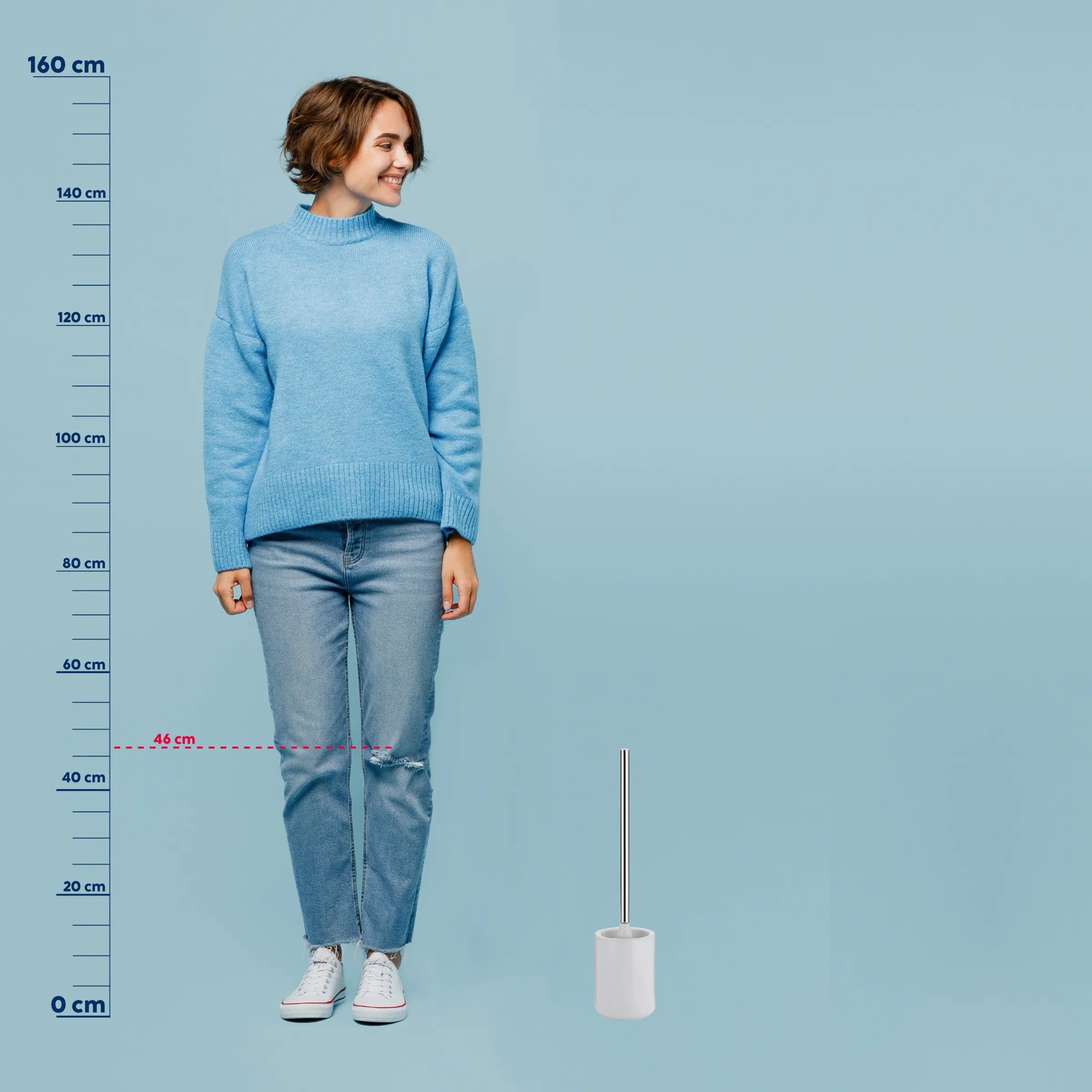 Größenvergleich Toilettenbürste 46 cm - Produktfoto mit Maßstab Frau in blauem Strickpullover und Jeans vor Größenskala, daneben weiße Toilettenbürste, 46 cm Höhe markiert