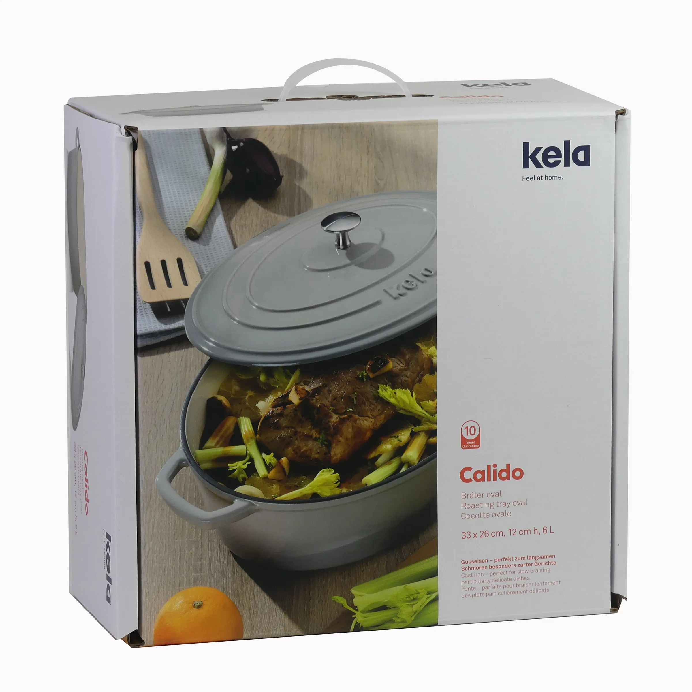 Kela Calido ovaler Bräter 6L mit Deckel - Induktionsgeeignetes Kochgeschirr Kela Calido Bräter oval 6L mit Deckel, grau, gefüllt mit Fleisch und Gemüse, neben Küchenutensilien
