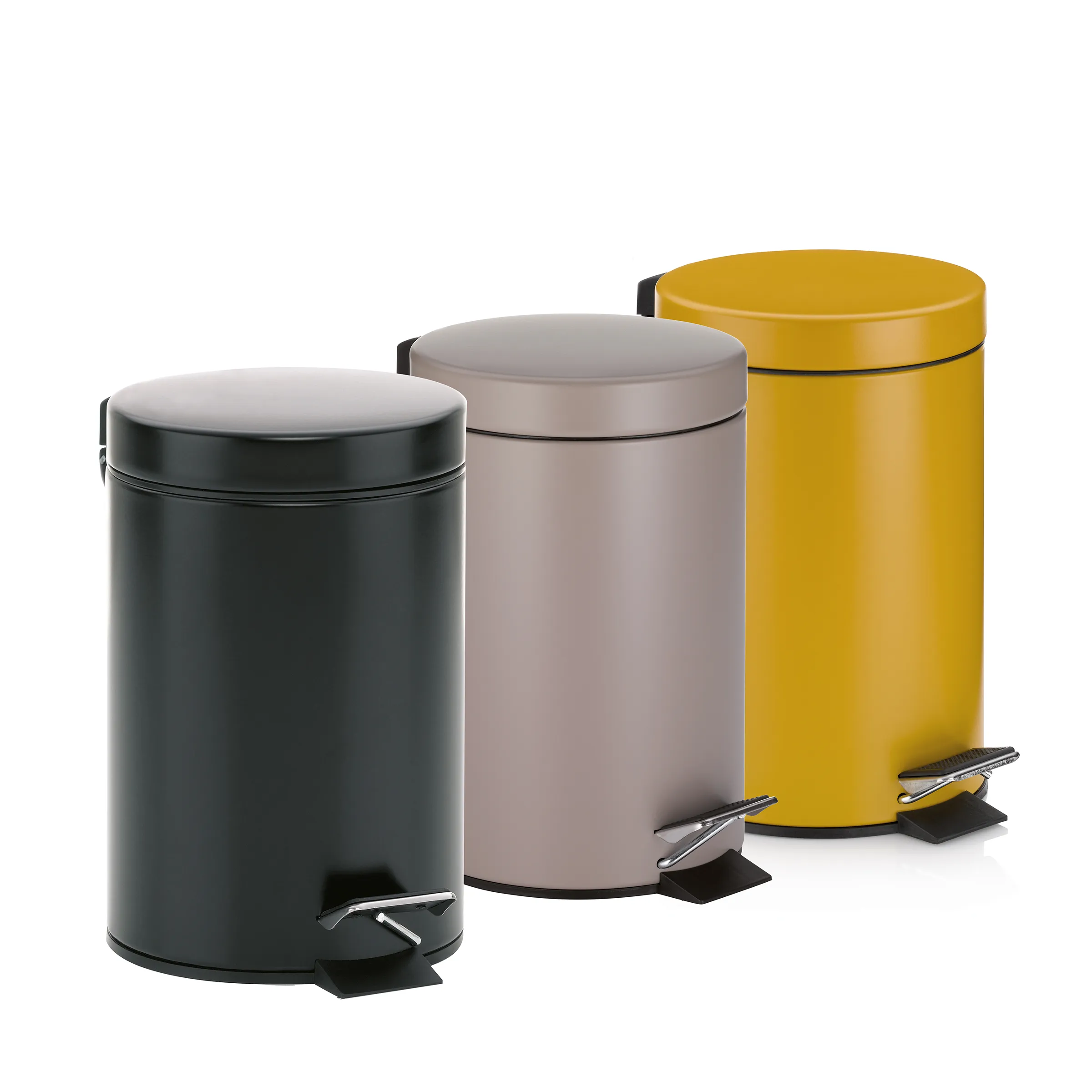 Tretmülleimer Set in drei Farben - Abfalleimer mit Pedal Drei Tretmülleimer in Schwarz, Taupe und Gelb mit Metallpedal und rundem Design vor weißem Hintergrund