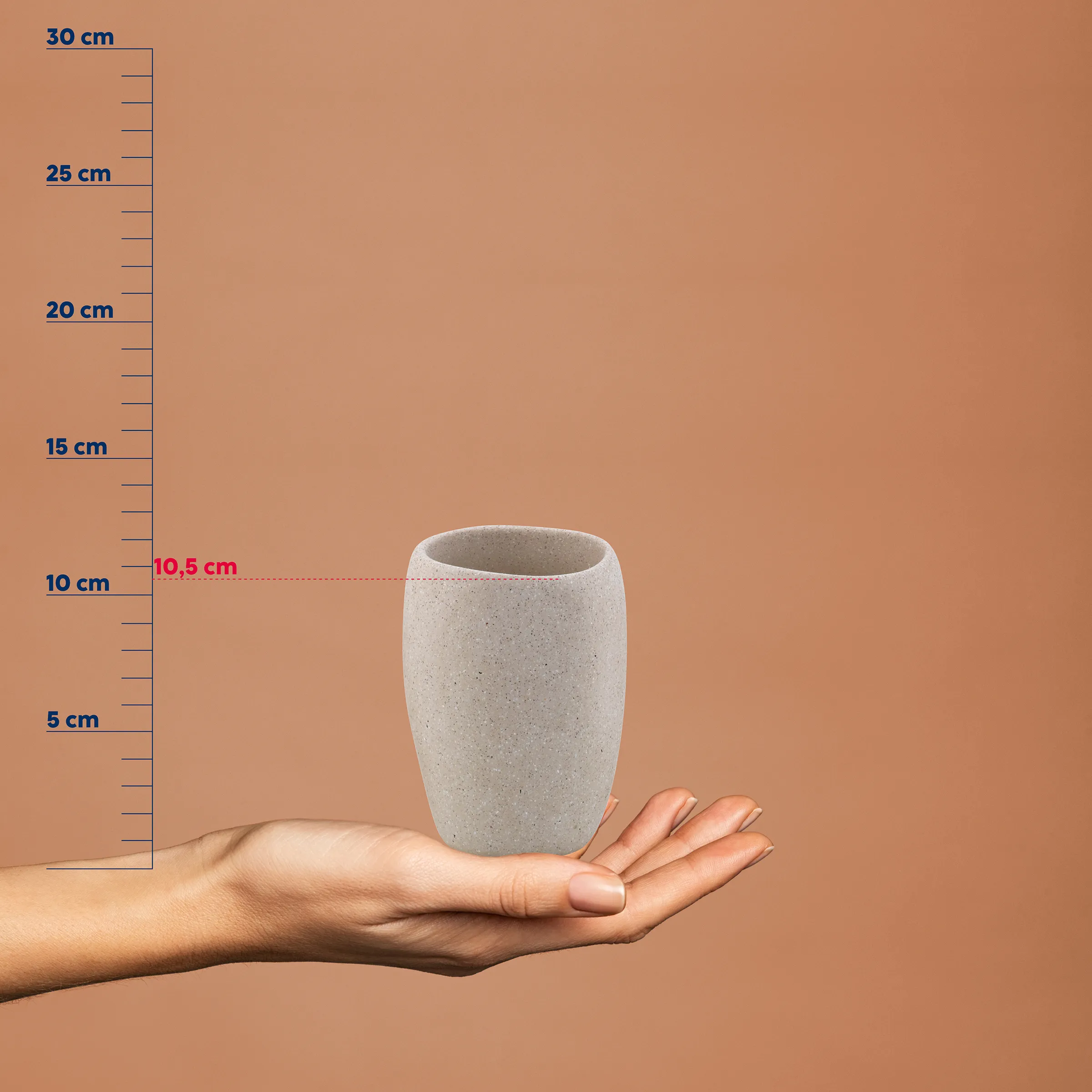 Keramik-Zahnputzbecher beige 10,5 cm - Badezimmer Zahnbürstenhalter Beige Keramik-Zahnputzbecher auf Hand, Höhe 10,5 cm, vor Maßstab-Hintergrund
