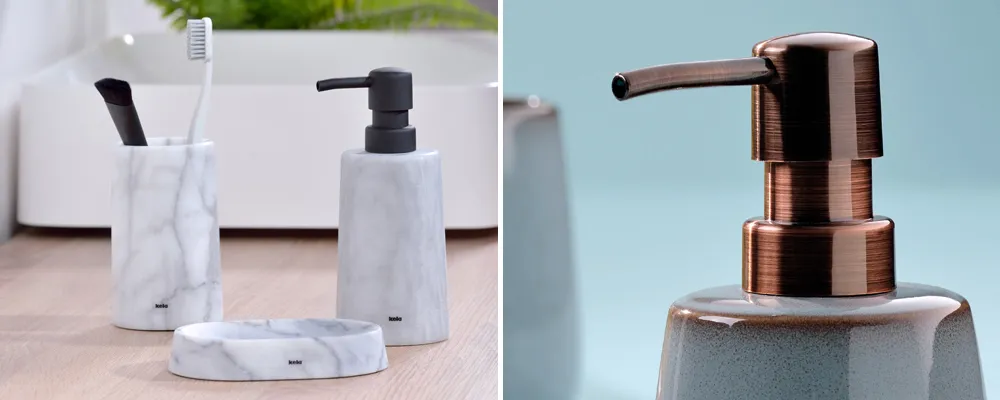 Badezimmer-Sets mit weißem Marmor-Design und kupferfarbenen Pumpenspendern auf blauem Hintergrund