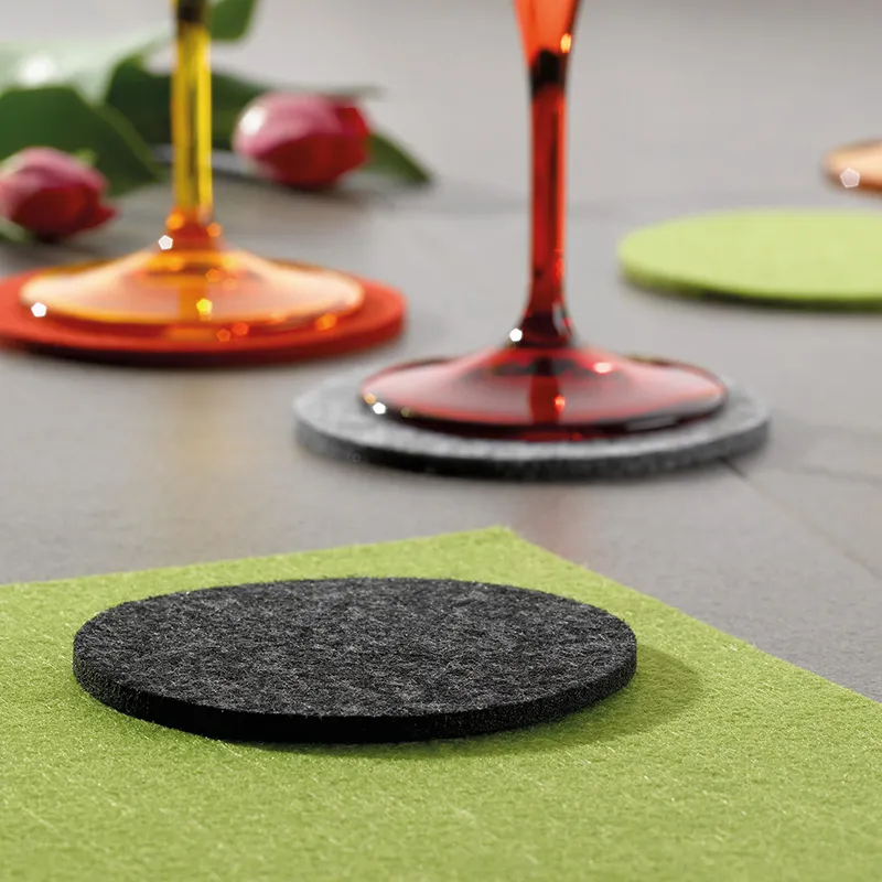 Minigolf Set - Bunte Golfschläger und Zubehör Minigolf-Set mit farbigen Schlägern und Bällen auf grünem Spielfeld und grauem Hintergrund