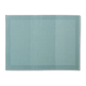 Hellblau-grüne Tischset aus strukturiertem Stoff mit geometrischem Muster und weichem Schatten auf weißem Hintergrund