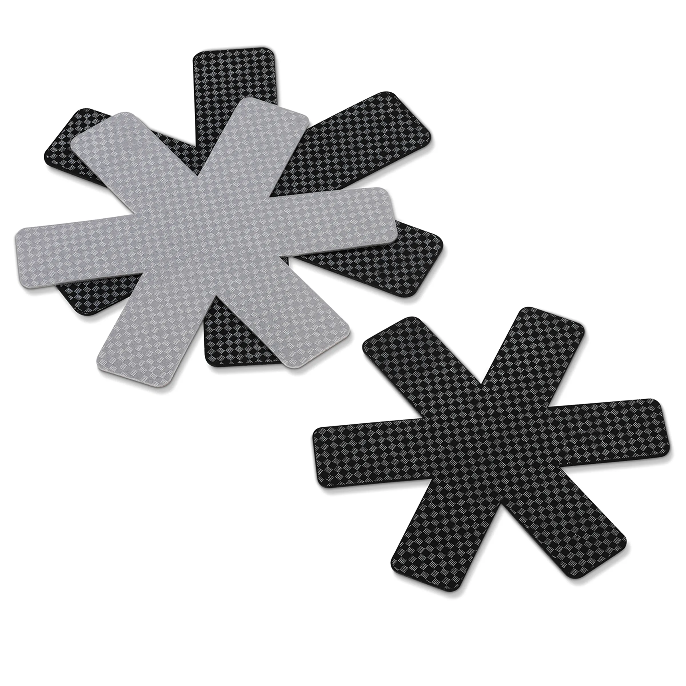 Kohlefaser Stern Pads - Schutzelemente aus Carbon Zwei stern- oder asteriskusförmige Strukturen aus schwarzem und grauem Karbon-Material auf weißem Hintergrund.