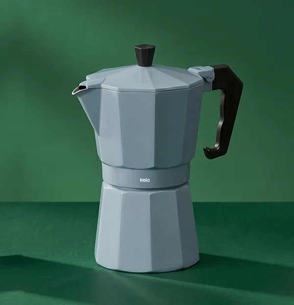 Kela Espressokocher Aluminium – Italienische Kaffeekanne grau Grauer Kela Espressokocher aus Aluminium mit schwarzem Griff auf grünem Hintergrund