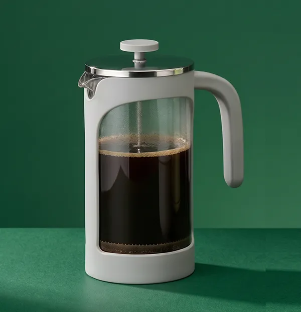 French Press Kaffeebereiter mit Glaskolben - Moderne Kaffeepresse in Grau Moderne French Press Kaffeebereiter mit grauem Kunststoffgehäuse und Glaskolben gefüllt mit frischem Kaffee
