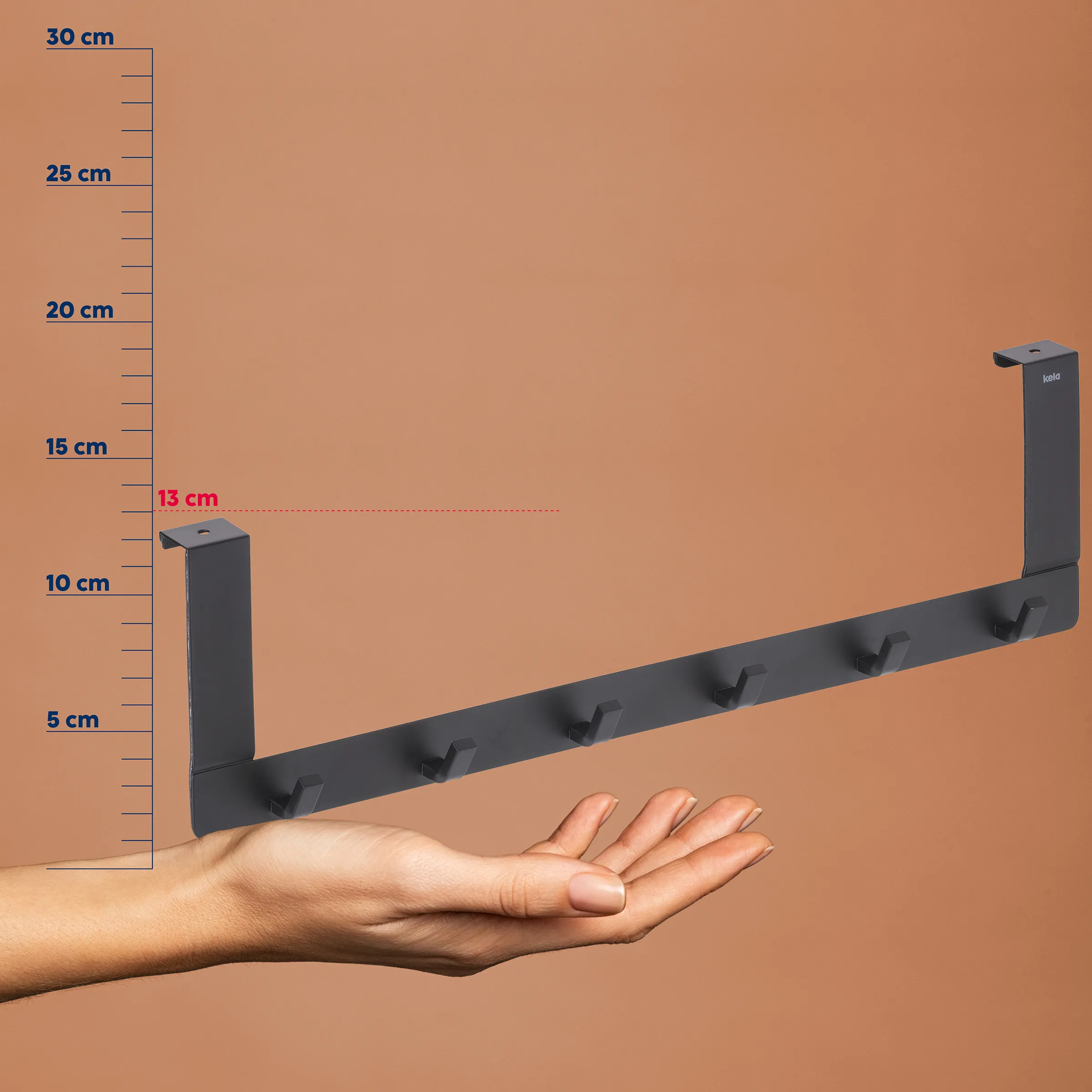 Garderobe Maße Design moderne Wandgarderobe Schwarze Garderobe mit Maßstab: Linke Säule 13 cm hoch, horizontale Stange mit Haken, rechte Säule, Hand zeigt Größe