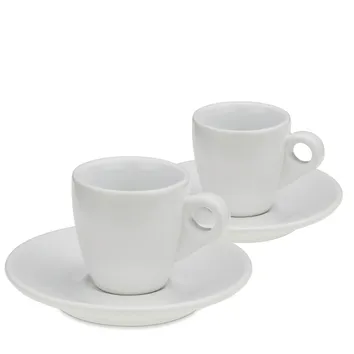 Zwei weiße Porzellan-Espressotassen mit Untertassen und Griffen, elegant angeordnet auf weißem Hintergrund