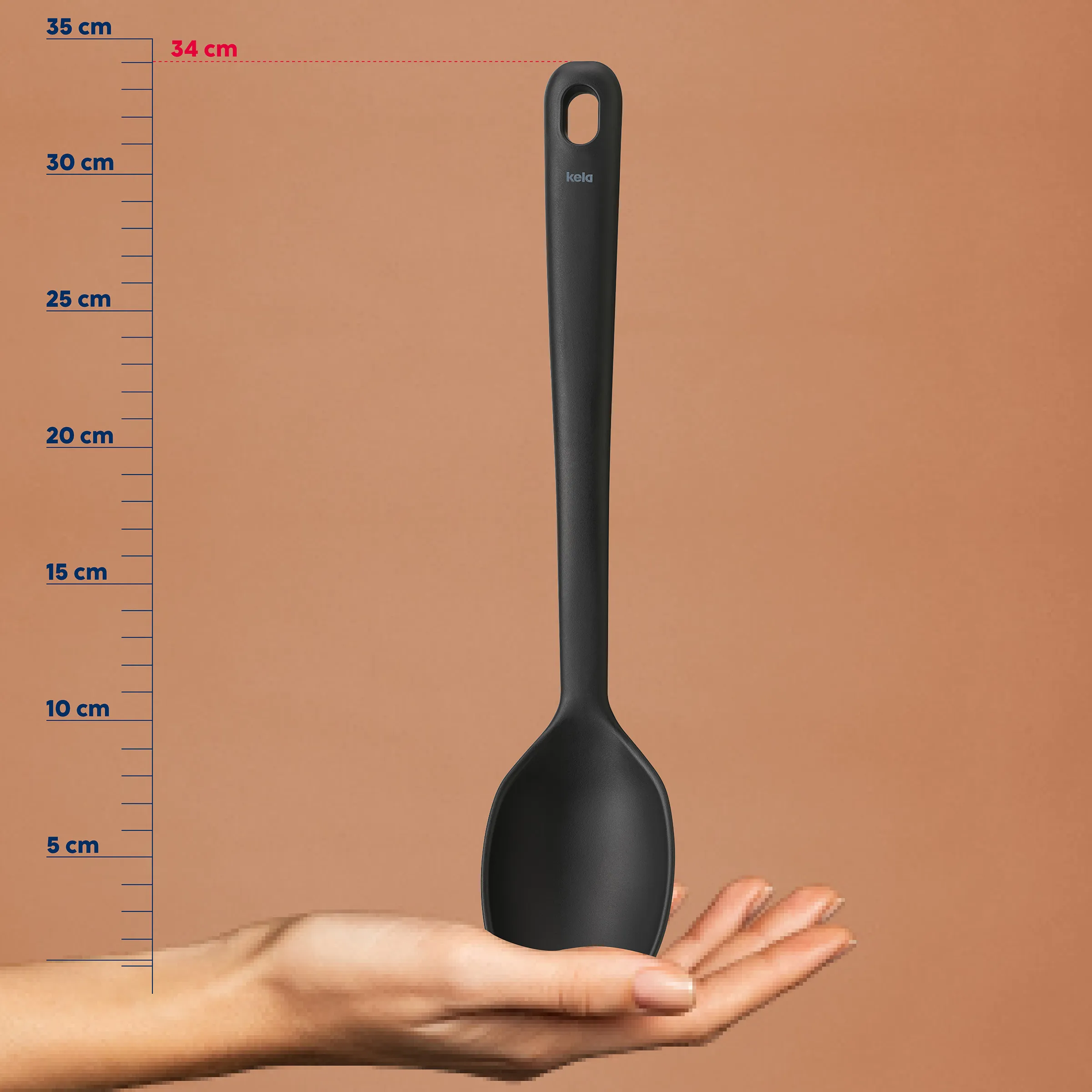 Kochlöffel Schwarz 35 cm - Küchenwerkzeug Schwarzer Kochlöffel mit langem Griff in einer Hand vor Maßstab, ca. 35 cm Gesamtlänge