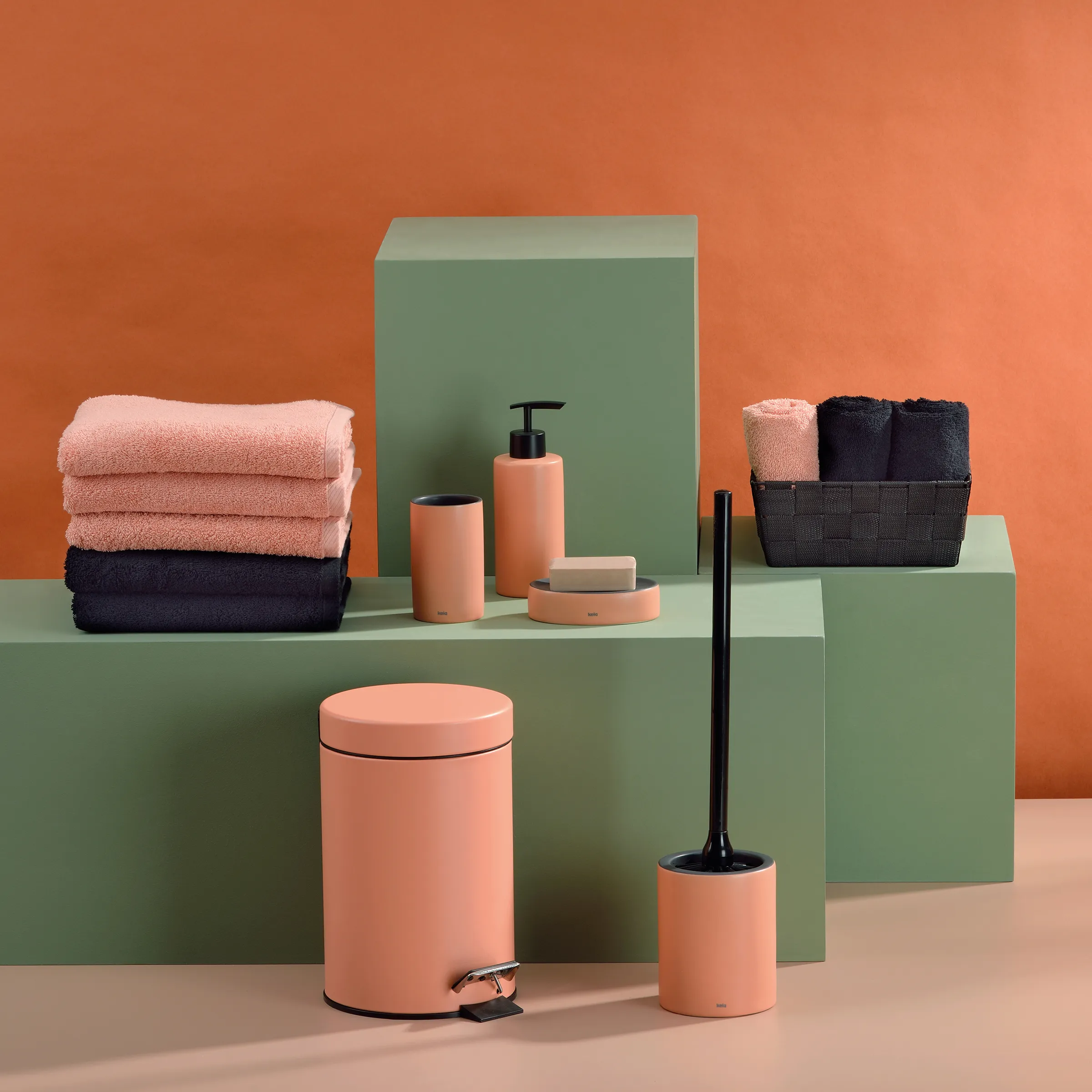 Badezimmer Accessoires Set Pfirsich - Seifenspender Mülleimer Handtücher Badezimmer-Zubehör-Set in Pfirsich und Schwarz mit Handtüchern, Seifenspender, Mülleimer und Toilettenbürste