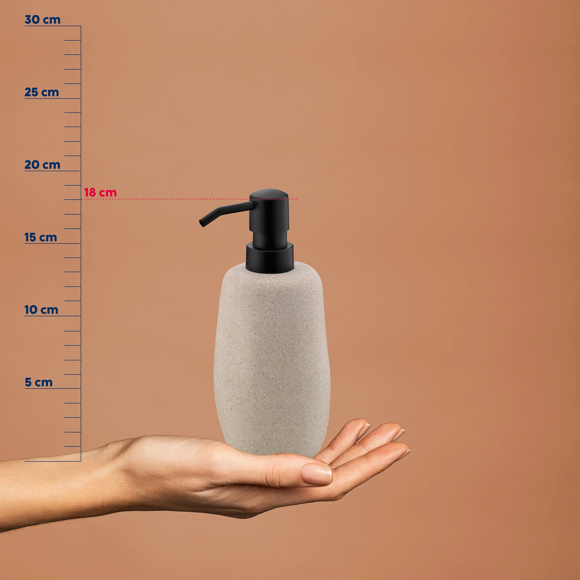 Seifenspender Stein beige 18 cm mit schwarzer Pumpe - Badezimmer Accessoire Beige Seifenspender aus Stein mit schwarzer Pumpe auf Hand, Höhe 18 cm, vor Messskala auf beigem Hintergrund