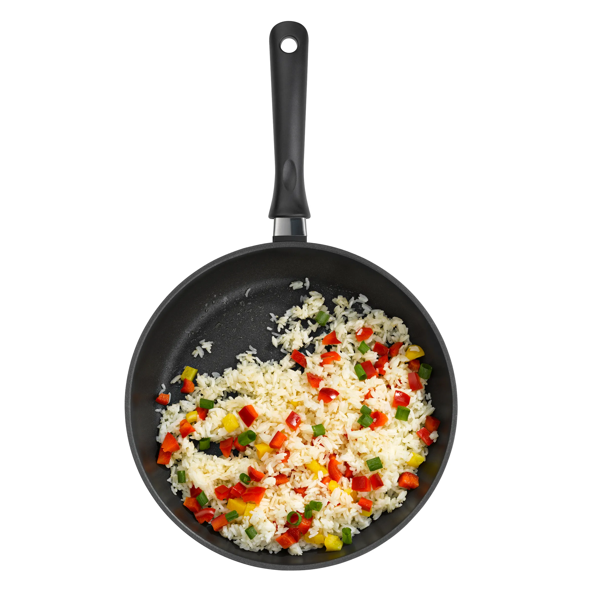 Gebratener Reis mit Paprika in Pfanne - Gesundes Pfannengericht Schwarze Pfanne mit gebratenem Reis und bunten Paprikastücken in Rot, Gelb und Grün auf weißem Hintergrund