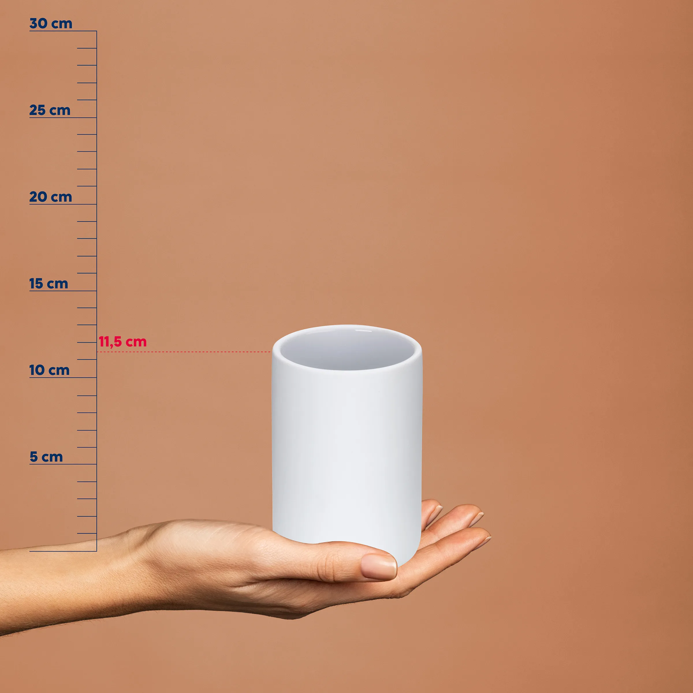 Weißer Keramikbecher in der Hand mit Größenvergleichsskala von 5 bis 30 cm, zeigt etwa 11,5 cm Höhe