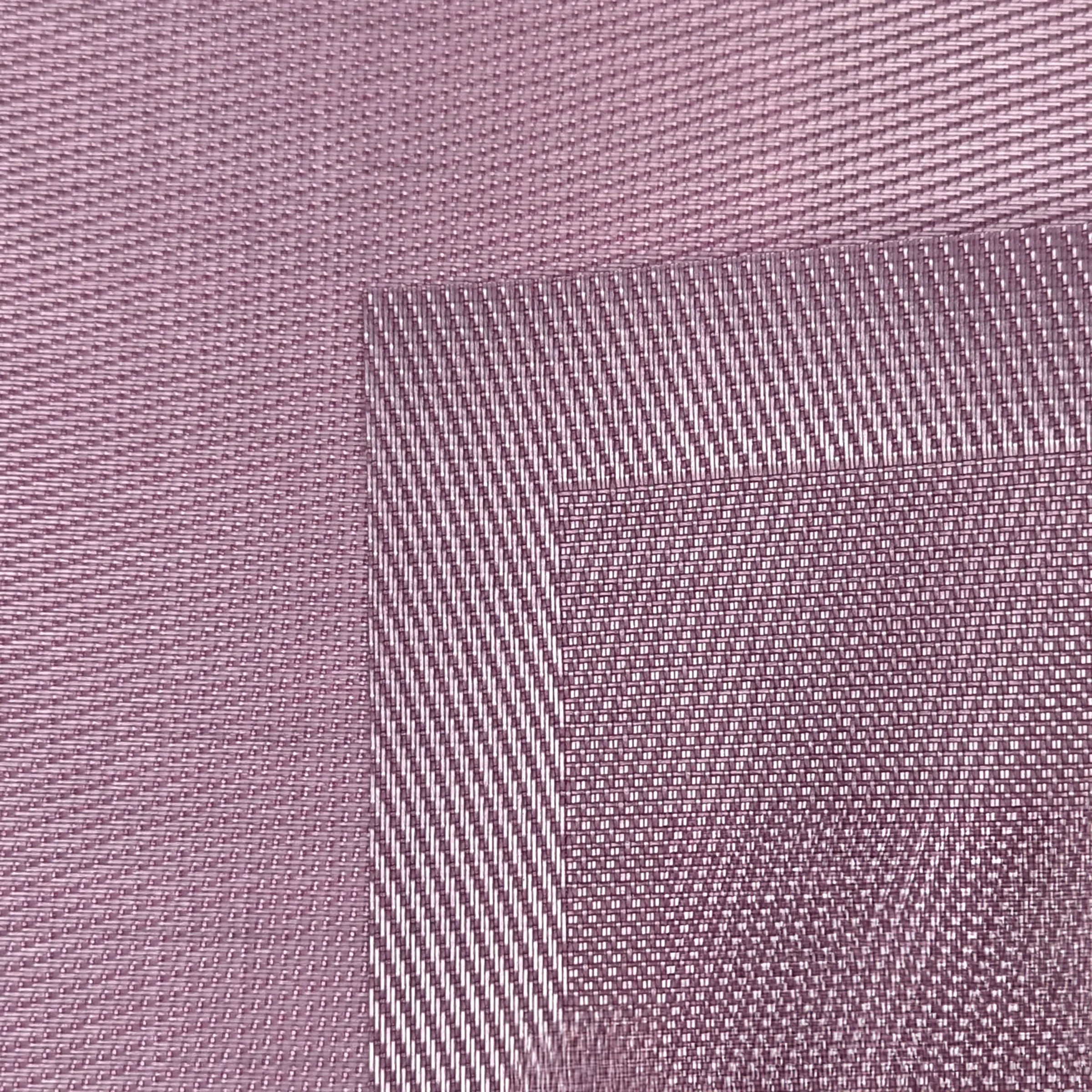 Rosa-violette Stoffmuster in drei verschiedenen Webarten nebeneinander, von fein bis grobmaschig