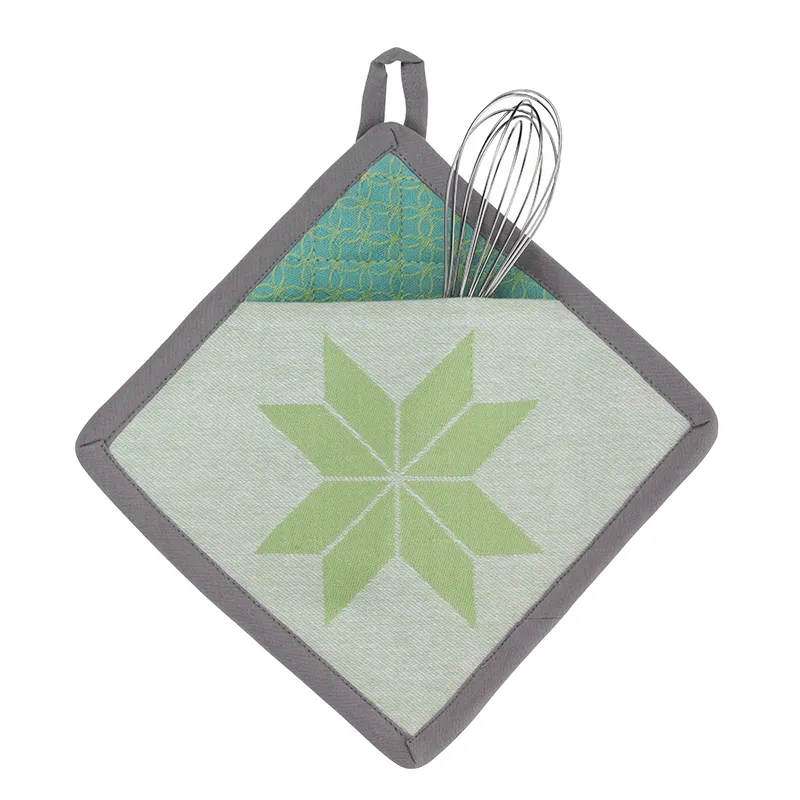 Topflappen mit Sternmuster und Tasche - Küchentextilien grau-grün Graue Topflappen mit grünem Sternmuster und Schneebesen in der Tasche auf weißem Hintergrund