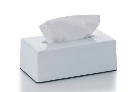 Weiße rechteckige Taschentuchbox aus Kunststoff mit schwarzem Gummiband an der Unterseite und herausgezogener weißer Papiertasche.