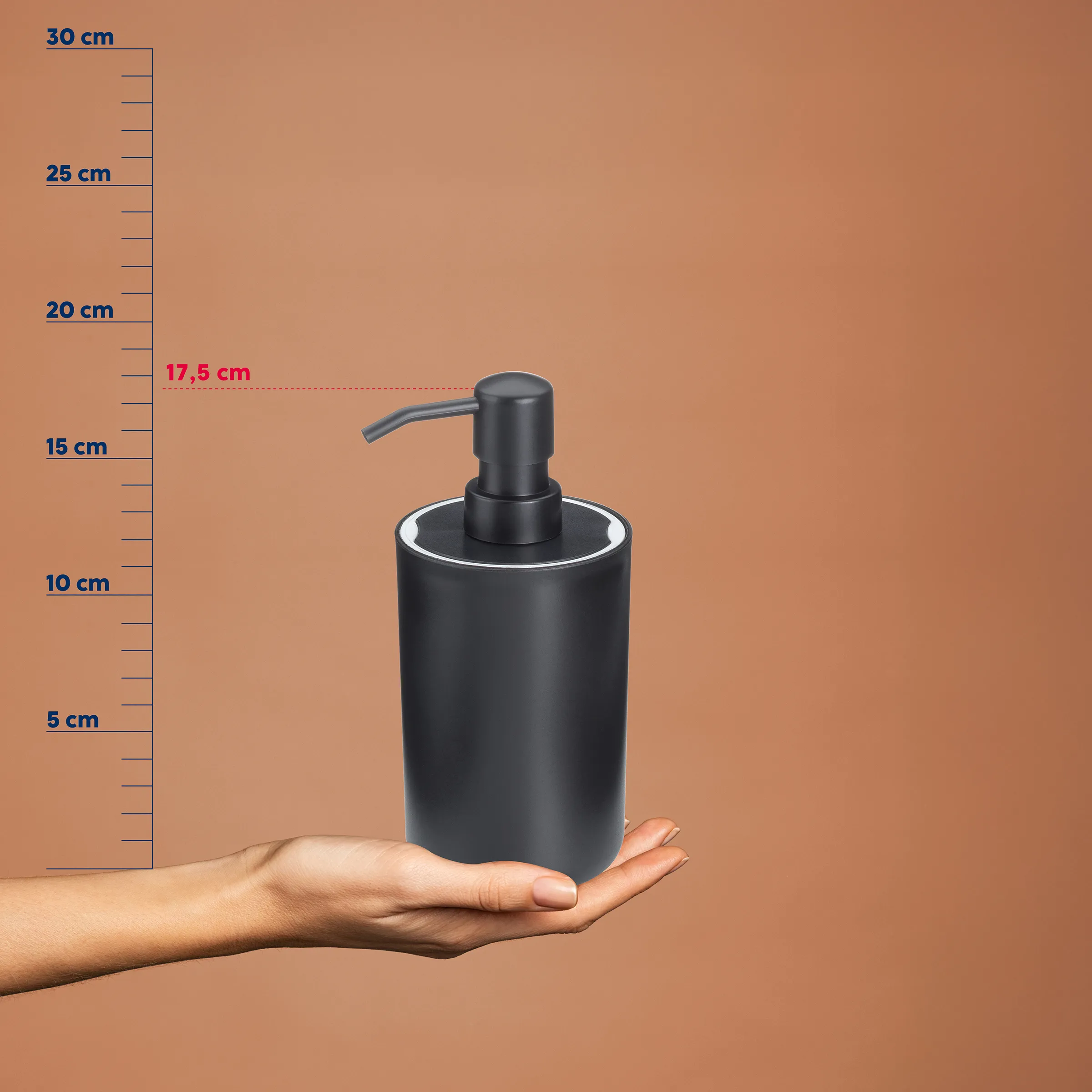 Schwarzer Seifenspender mit Pumpenzerstäuber auf einer Hand vor Messskala, etwa 17,5 cm breit