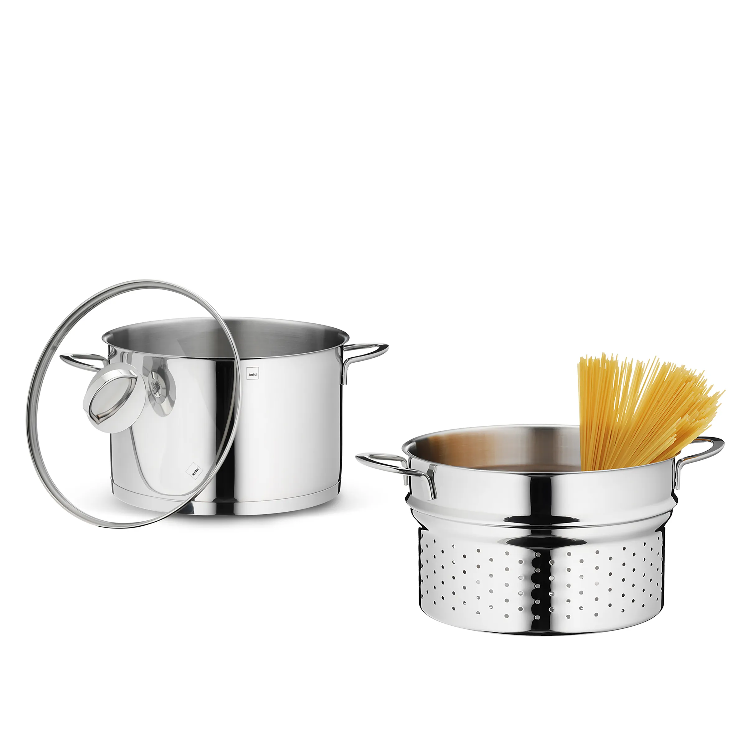 Edelstahl Kochtopf Set mit Glasdeckel und Nudeleinsatz für Pasta Edelstahl-Kochtopf-Set mit Glasdeckel und Pastaeinsatz, gefüllt mit Spaghetti, auf weißem Hintergrund