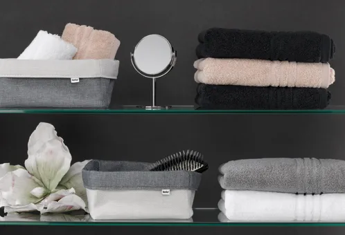 Badezimmer Handtücher und Accessoires im Regal Badezimmerregal mit gestapelten Handtüchern, Kosmetiköl, Spiegel und Dekoration