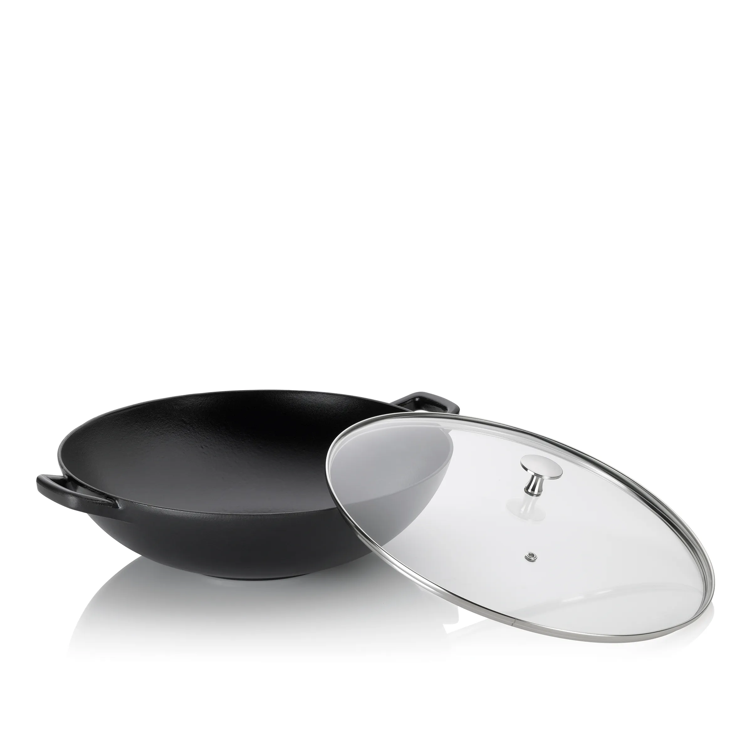 Wok mit Glasdeckel - Antihaft-Pfanne für asiatische Küche Schwarzer Wok mit zwei Griffen und passendem Glasdeckel mit Dampfloch auf weißem Hintergrund
