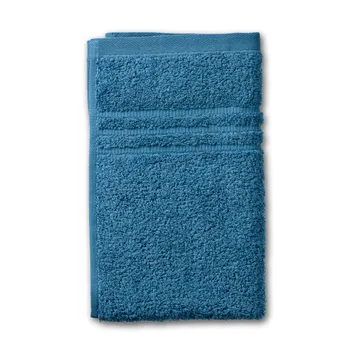 Flauschiges blaues Handtuch mit Strukturmuster und dekorativen Streifen, gefaltet auf weißem Hintergrund