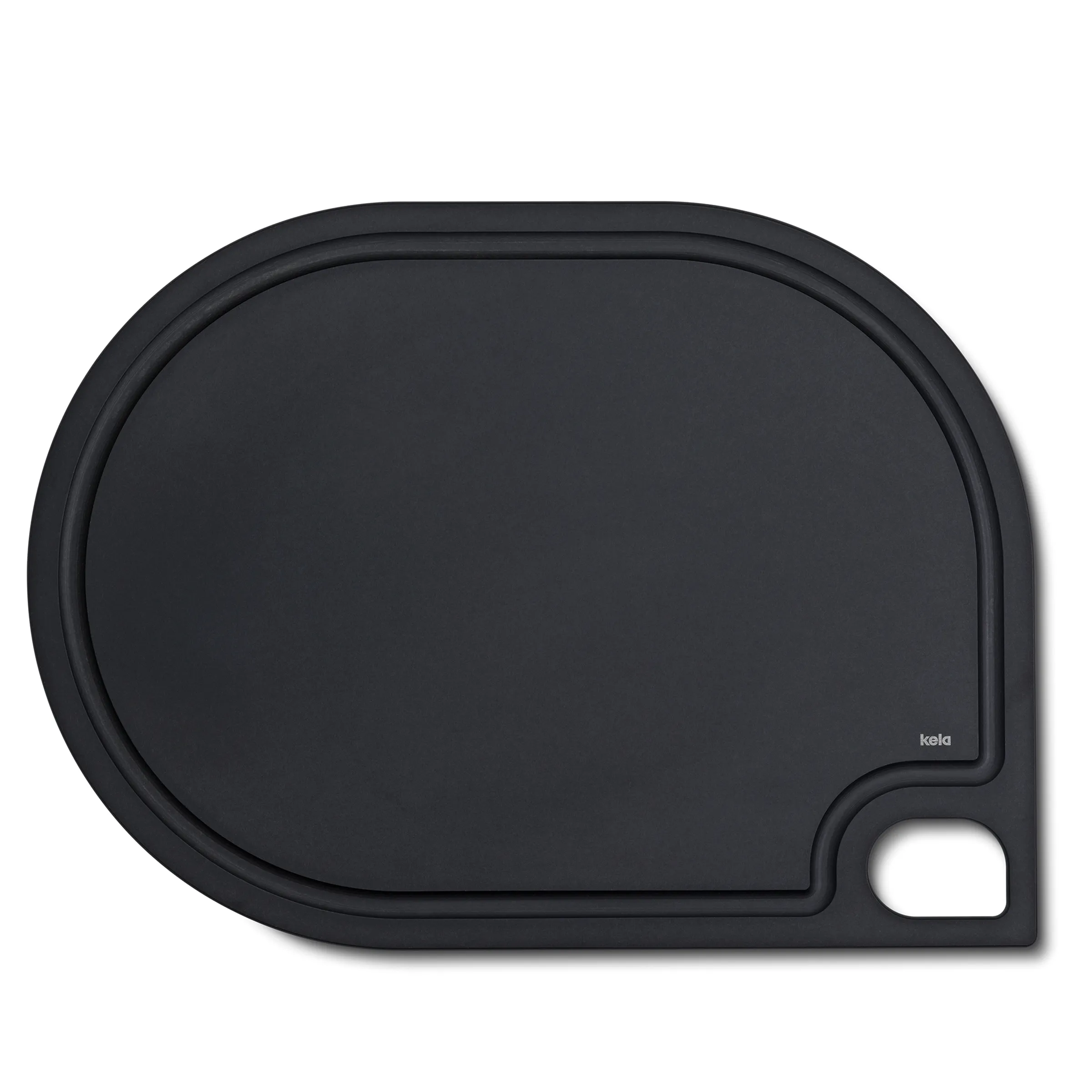 Kela Schneidunterlage schwarz oval mit Griff - Schneidebrett Kunststoff Schwarze ovale Kela Schneidunterlage mit integriertem Griff und strukturiertem Rand auf weißem Hintergrund
