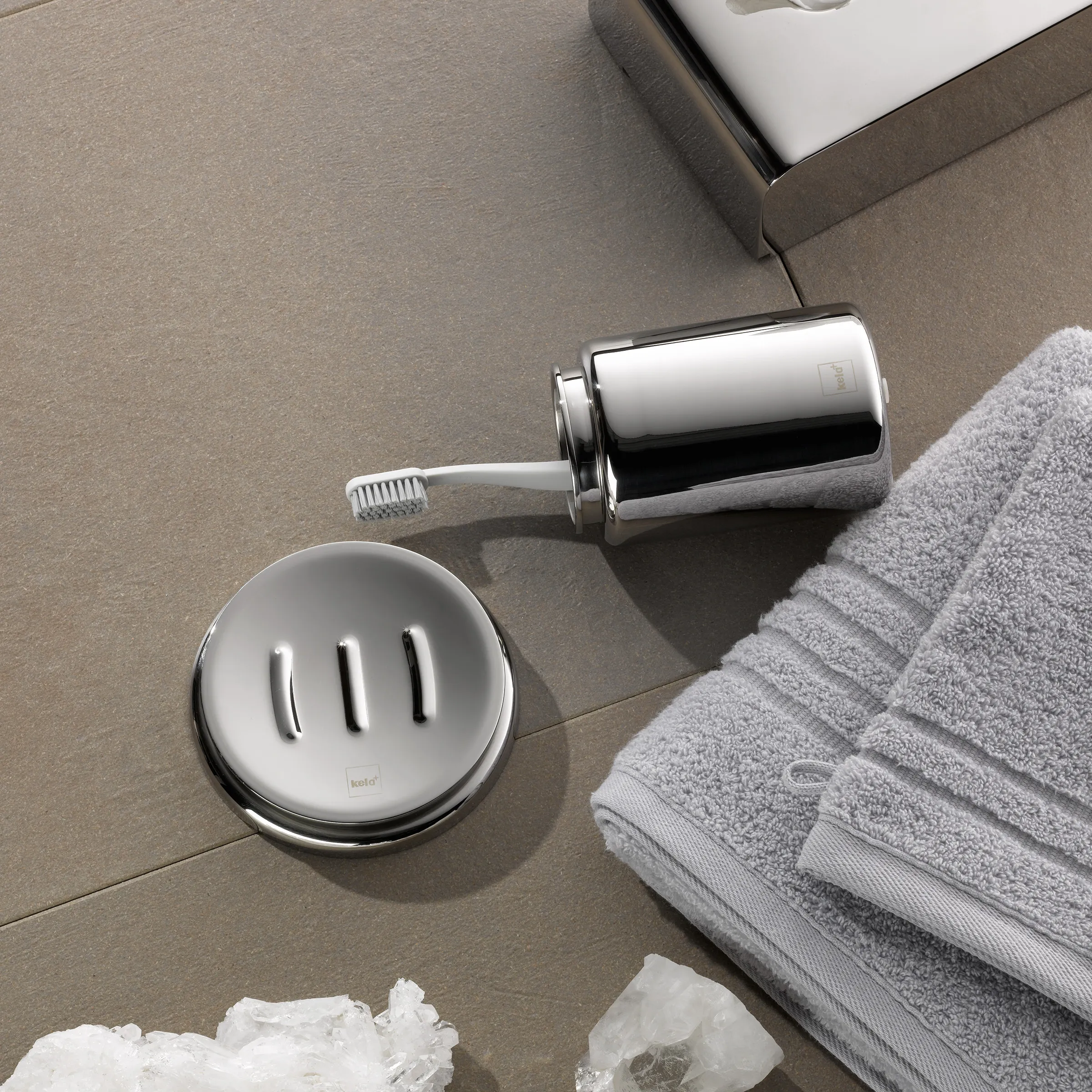 Seifenspender und Seifenschale Set aus Edelstahl für modernes Badezimmer Eleganter Seifenspender und Seifenschale aus Edelstahl mit Zahnbürste, grauem Handtuch und Kosmetikbox
