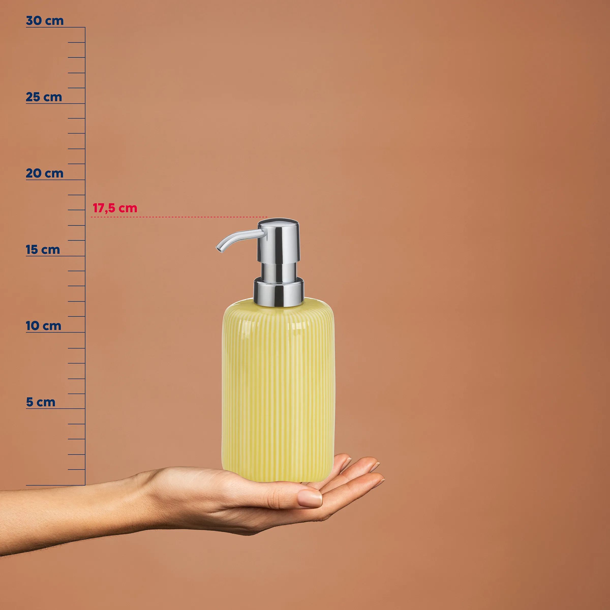 Seifenspender gelb - kompakter Pumpspender Gelber Seifenspender mit Pumpenkopf auf einer Hand, neben einer Messlehre von 0-30 cm, zeigt eine Höhe von etwa 17,5 cm