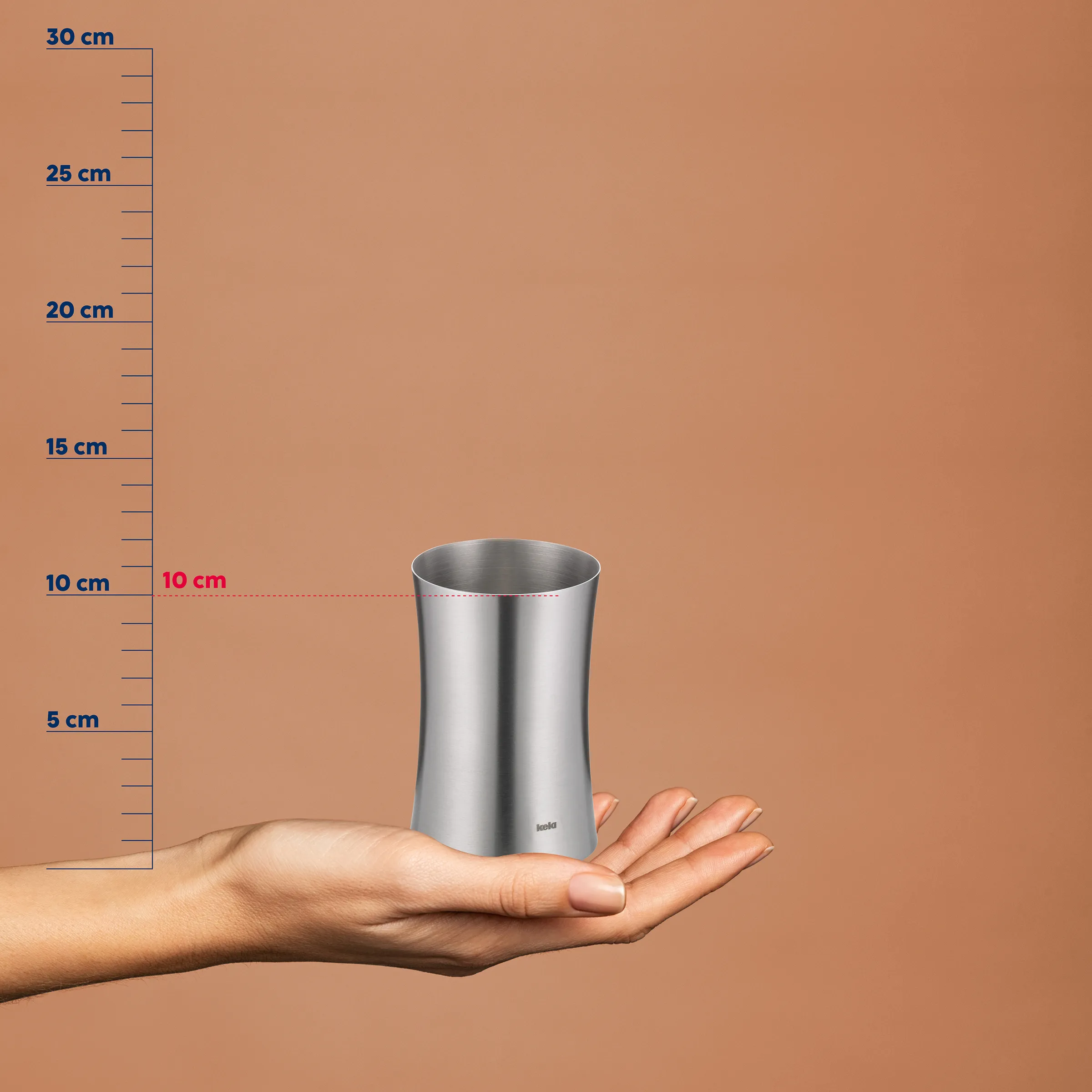 Edelstahl Becher - Größe und Maße im Vergleich Silberner Edelstahl-Becher in einer Hand mit Größenvergleich-Skala, etwa 10 cm Durchmesser und 10 cm Höhe.