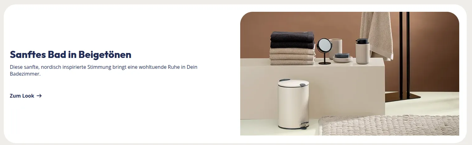 Beigetöne Badezimmer mit beigem Mülleimer, gefalteten Handtüchern, Kosmetikspiegel und Badaccessoires