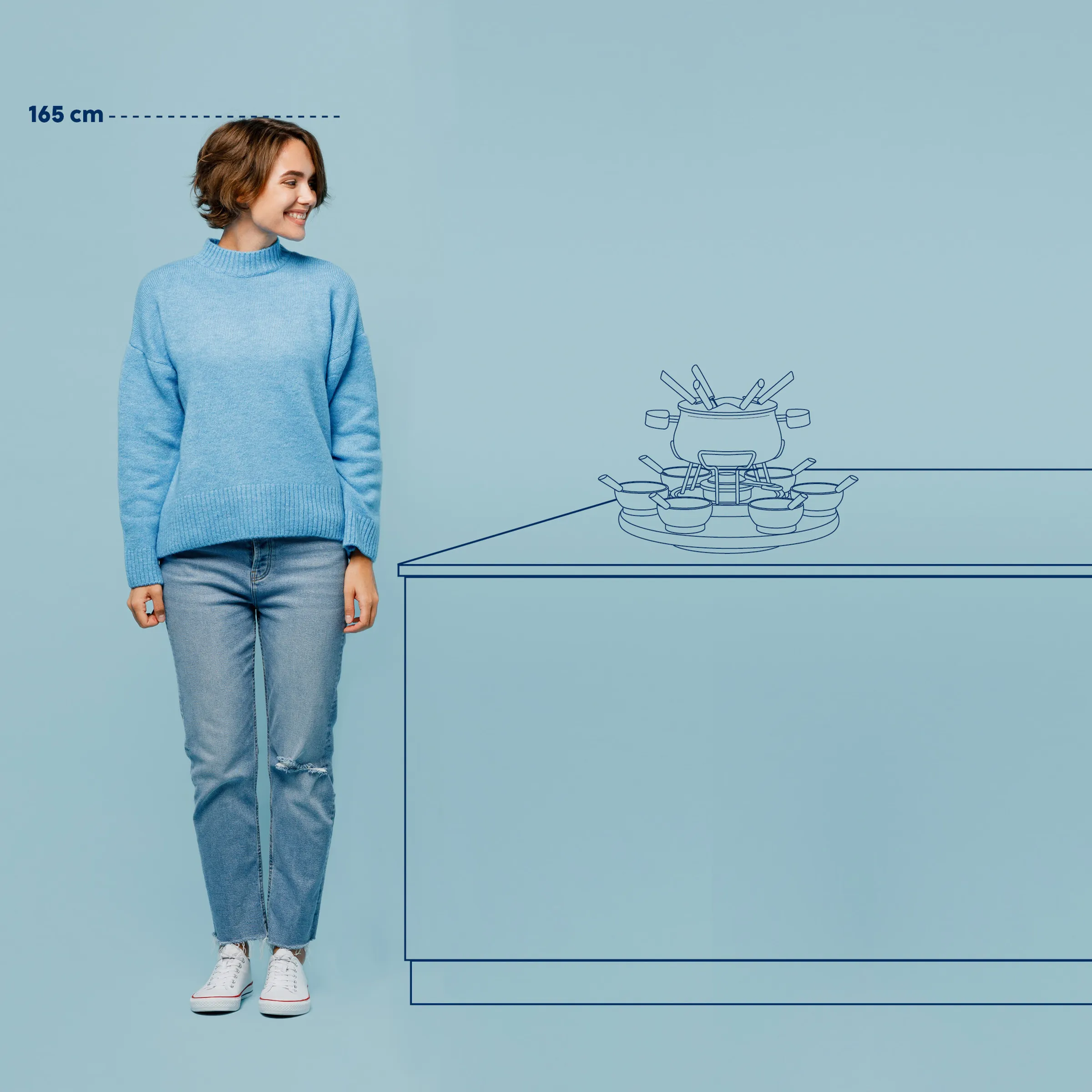 Fondue-Set Größenvergleich – 165 cm Körpergröße Referenz 165 cm große Frau in blauem Pullover steht neben Tisch mit Fondue-Set-Illustration