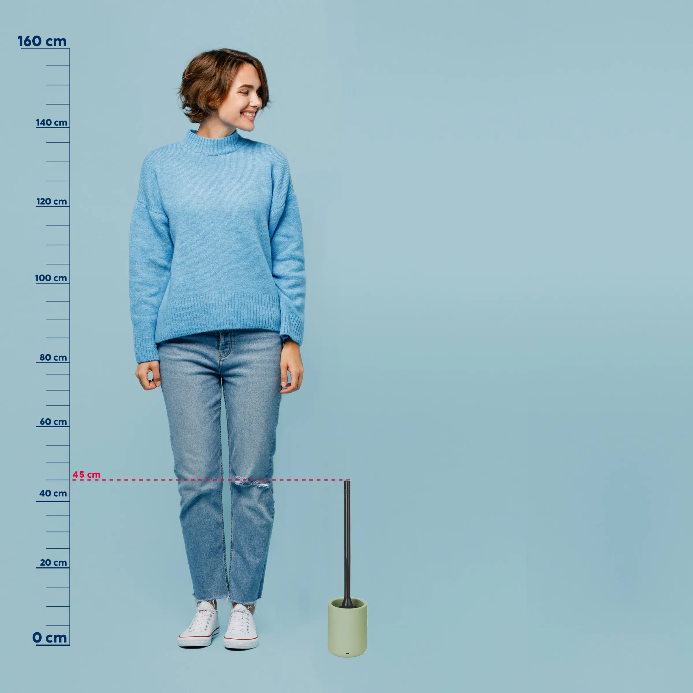Pullover Größe - Passformvergleich Damenbekleidung Frau in hellblauem Strickpullover und Jeans steht vor Größenskala, zeigt Übergröße auf Hüfthöhe